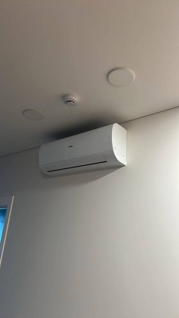 Haier Pearl Premium 35 oras–oras šilumos siurblys / kondicionierius 3.6 kW vėsinimui, 3.9 kW šildymui