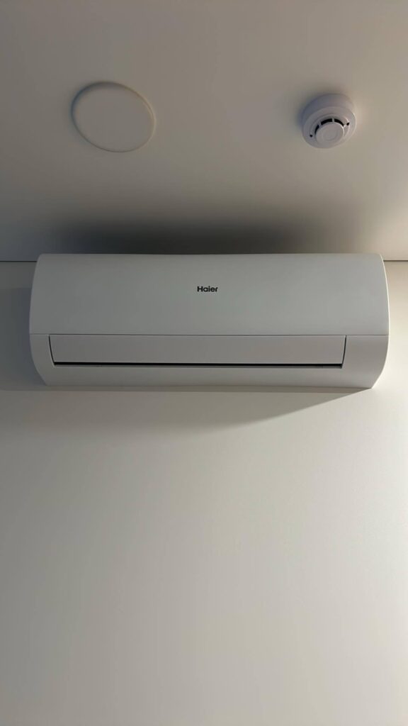 Haier Pearl Premium 35 oras–oras šilumos siurblys / kondicionierius 3.6 kW vėsinimui, 3.9 kW šildymui